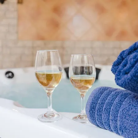 Дом отдыха W Jacuzzi And Pool Table By Homely! *