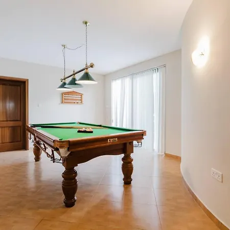 Mellieha W Jacuzzi And Pool Table By Homely! Vakantiehuis Ghajn Zejtuna